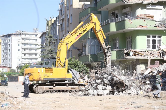Hatay'da bina yıkım ve enkaz kaldırma çalışmaları 69 mahallede sürdü