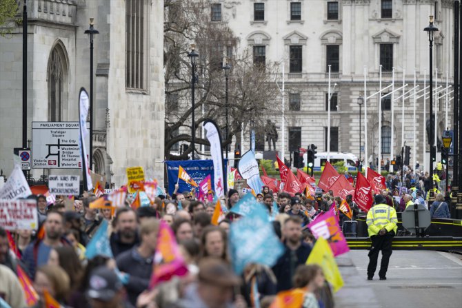 Londra'da binlerce öğretmen maaş artışı talebiyle Başbakanlığa yürüdü