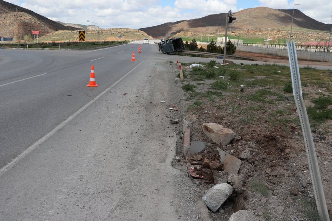 Sivas'ta hafif ticari araç ile tırın çarpıştığı kaza güvenlik kamerasına yansıdı