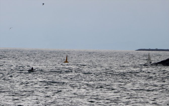 Trabzon'da sporcuların denize açıldığı yelkenli ve kanolar devrildi