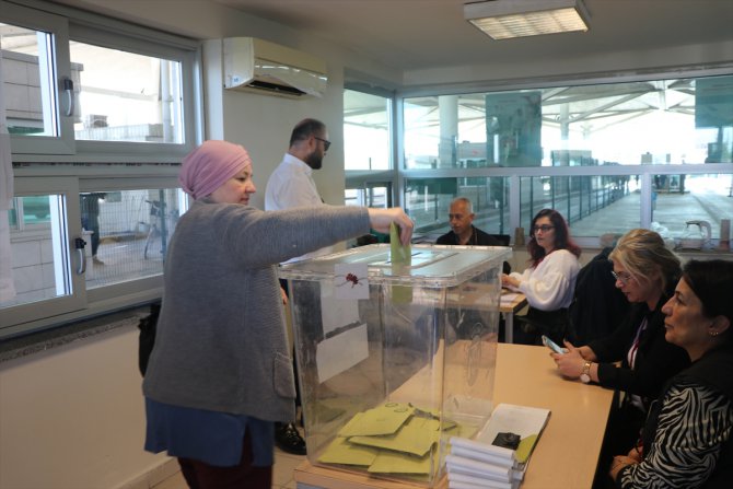 Yurt dışı seçmen kütüğüne kayıtlı vatandaşlar sınır kapılarında oylarını kullanıyor