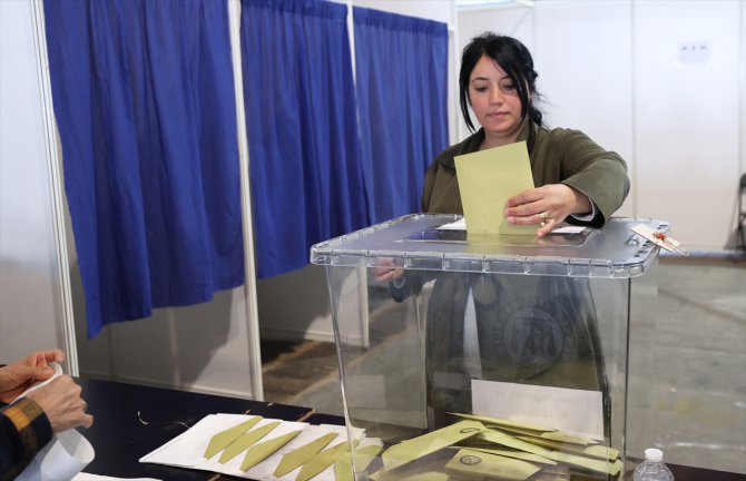 Belçika'da, Türkiye'deki 14 Mayıs seçimleri için oy verme işlemleri sürüyor