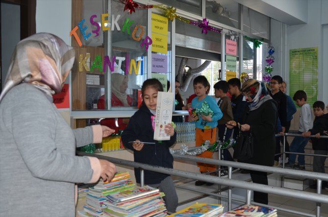 Kahramanmaraş'taki bir ilkokulun kantininden öğrenciler ürünleri ücretsiz alıyor