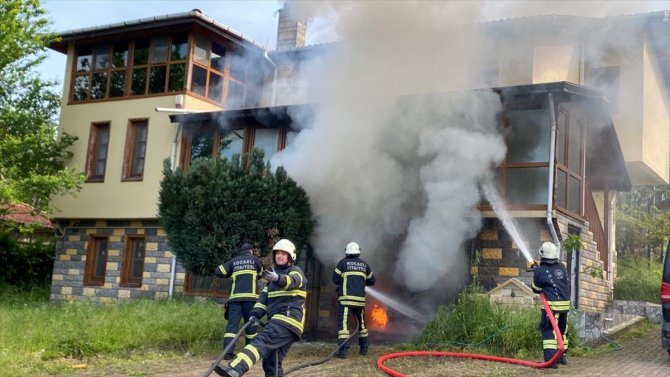 Kocaeli'de garajdaki otomobilden villaya sıçrayan yangın söndürüldü