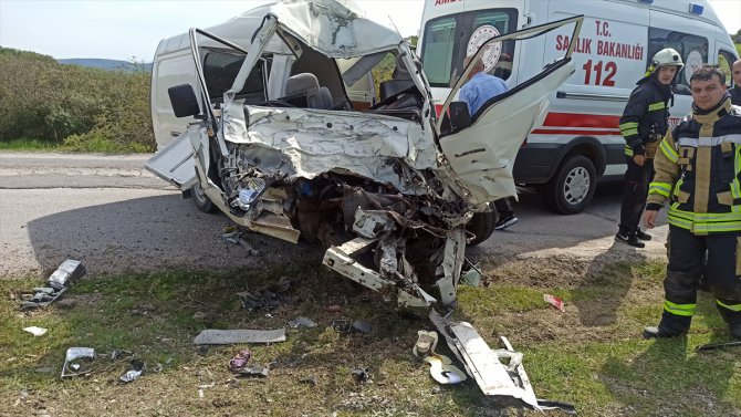 Kocaeli'de zincirleme trafik kazasında baba ve kızı yaralandı