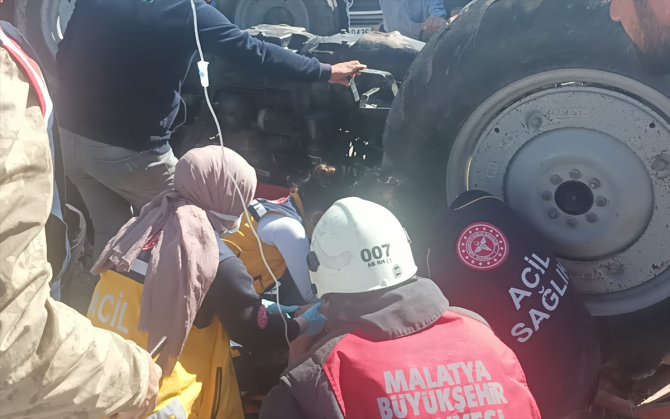 Malatya'da traktörün devrildiği kazada 3 kişi yaralandı