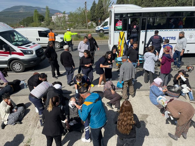 GÜNCELLEME - Muğla'da midibüsün kamyona çarptığı kazada 34 kişi yaralandı