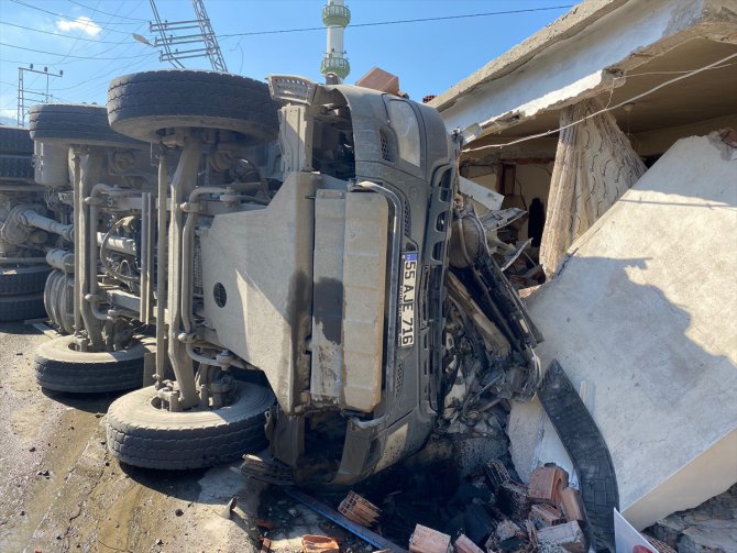 Samsun'da kamyonun üzerine devrildiği tek katlı ev yıkıldı