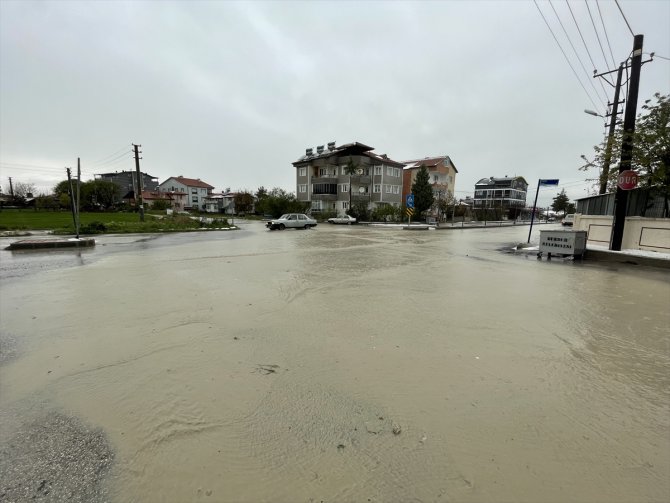 Burdur'da dolu ve sağanak su baskınlarına neden oldu