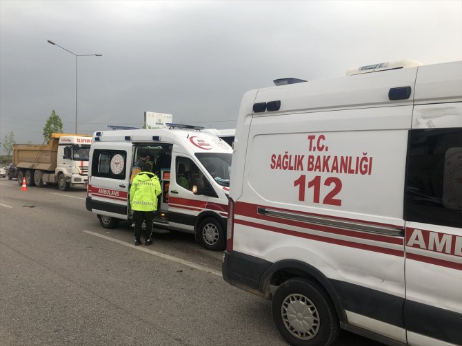 Bursa'da tıra arkadan çarpan otomobilde bulunan 2 kişi ağır yaralandı