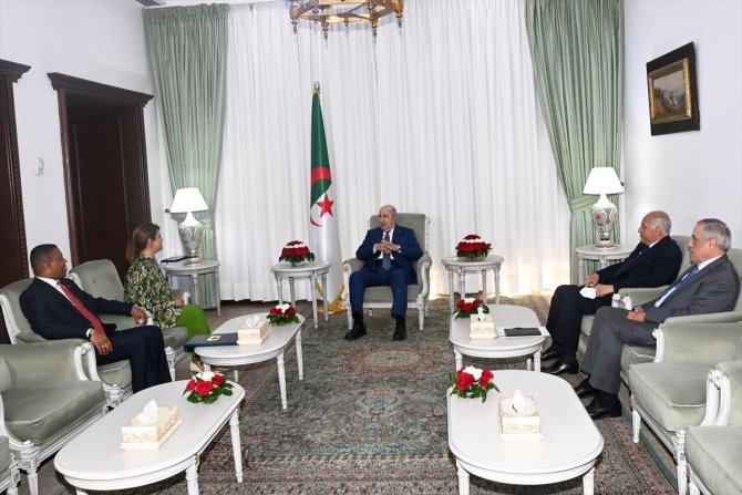 Cezayir Cumhurbaşkanı Tebbun, Libya Dışişleri Bakanı Menguş ile ikili ilişkileri görüştü
