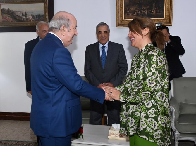 Cezayir Cumhurbaşkanı Tebbun, Libya Dışişleri Bakanı Menguş ile ikili ilişkileri görüştü