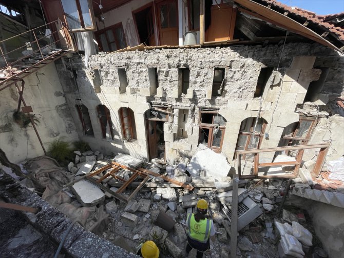 Depremden etkilenen tarihi Antakya evlerindeki nitelikli eserler kurtarılıyor