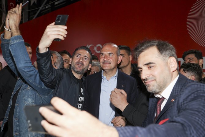 İçişleri Bakanı Soylu, Beyoğlu'nda berberlerle bir araya geldi: