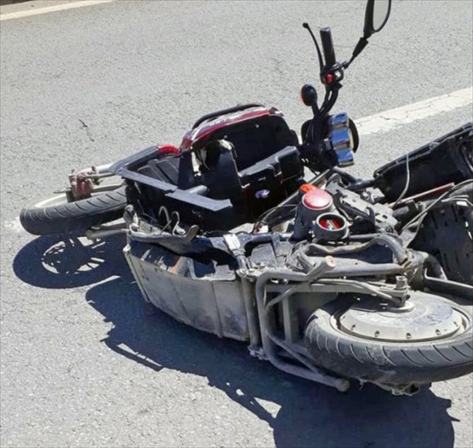 Mersin'de hafif ticari araçla çarpışan elektrikli bisikletteki 2 kişi öldü