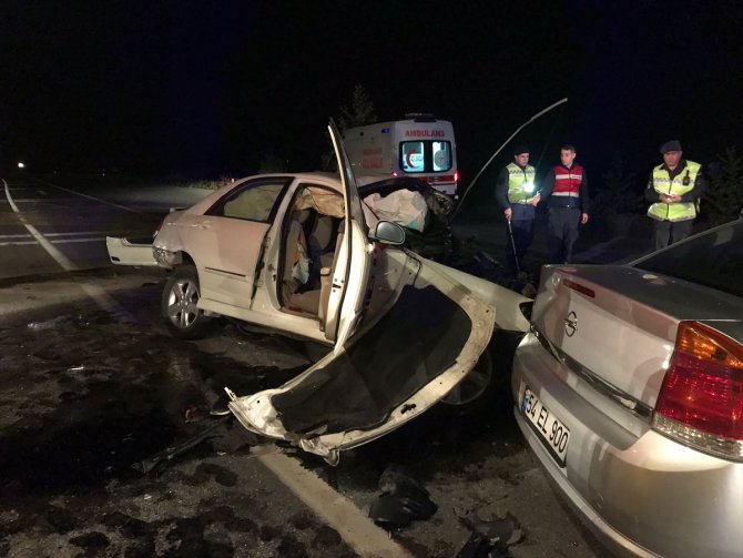 Sakarya'da iki otomobilin çarpışması sonucu 1 kişi öldü, 4 kişi yaralandı