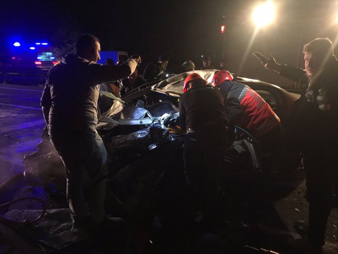 GÜNCELLEME - Sakarya'da iki otomobilin çarpışması sonucu 3 kişi öldü, 2 kişi yaralandı
