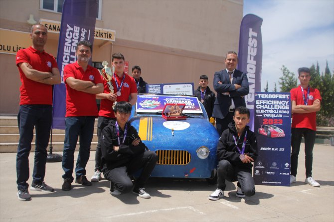 TEKNOFEST'te üçüncü olan aracı tasarlayan Antalya'daki öğrenciler, gelecek yıl birincilik hedefliyor