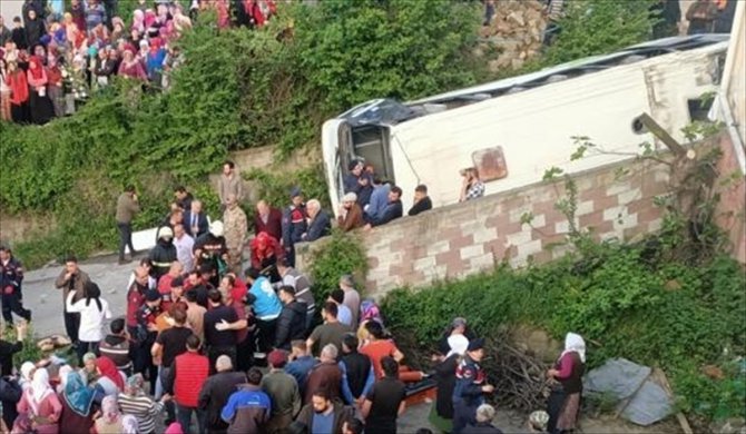 Trabzon'da belediye otobüsü şarampole yuvarlandı