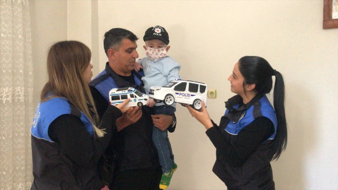Adana'da emniyet personeli, polis olmak isteyen hasta çocuğu ziyaret etti