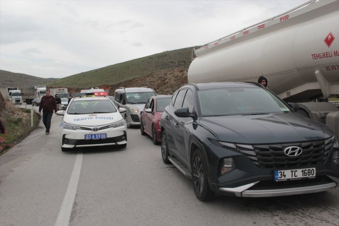 Afyonkarahisar- Kütahya kara yolunda devrilen tır yüzünden araç kuyruğu oluştu