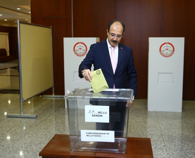 Azerbaycan'daki Türk seçmenler sandık başında