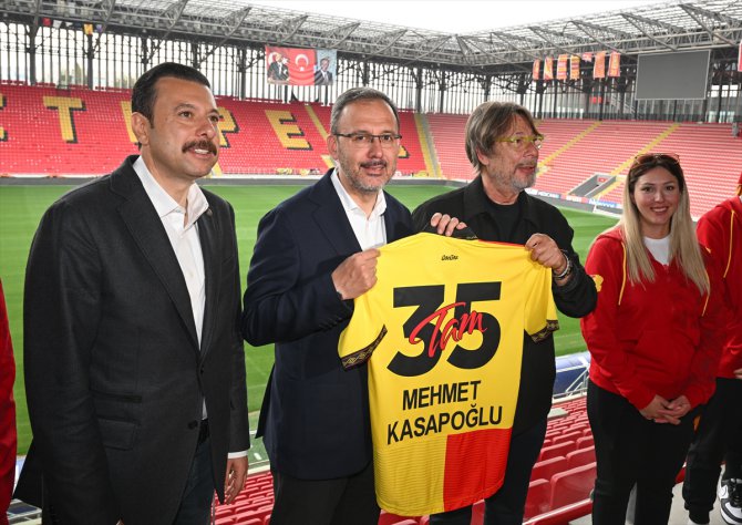 Bakan Kasapoğlu, Göztepe Kulübünü ziyaret etti: