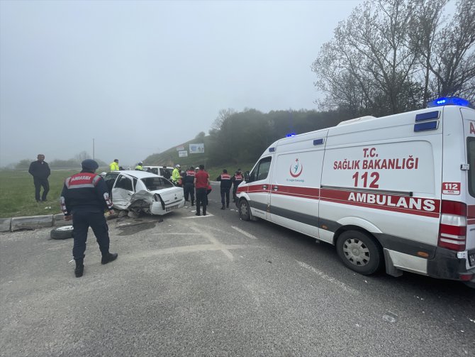 Bolu'da hafif ticari araç ile otomobil çarpıştı 6 kişi yaralandı
