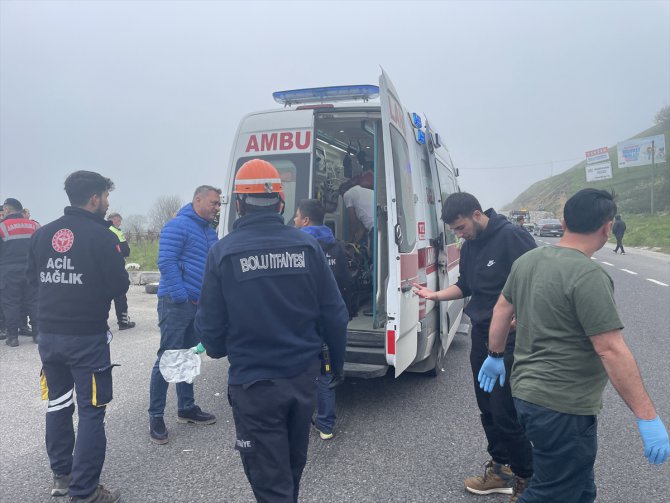 Bolu'da hafif ticari araç ile otomobil çarpıştı 6 kişi yaralandı