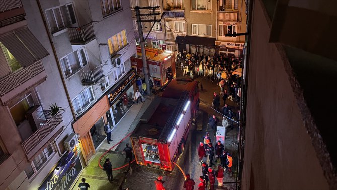 Bursa'da 5 katlı apartmanın çatısında çıkan yangın söndürüldü
