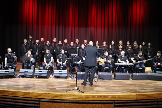 Depremde 7 üyesini kaybeden Antakya Medeniyetler Korosu Denizli'de konser verdi