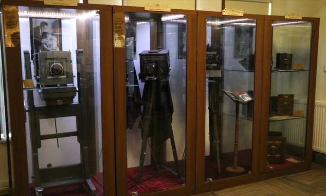Dünyanın 3. büyük Fotoğraf Makinesi Müzesi'nde depremin zarar verdiği makineler onarılıyor