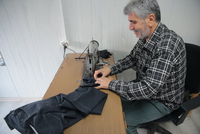 Kahramanmaraş'ta 31 yıllık terzi konteyner dükkanında işbaşı yaptı