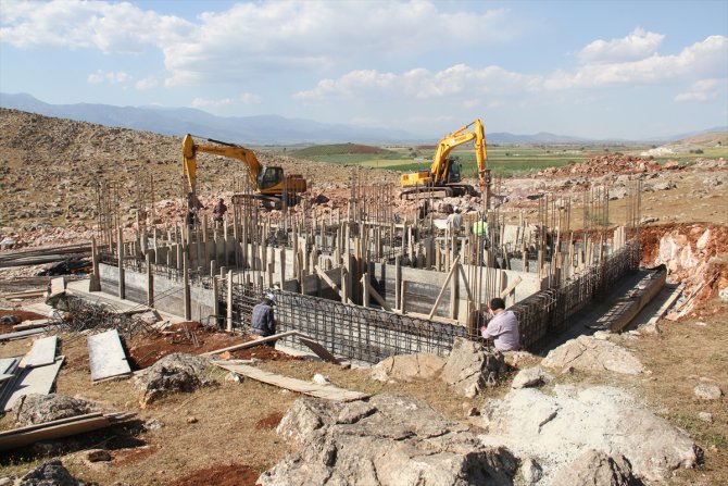 Kırıkhan'da 19 mahallede köy evlerinin yapımı sürüyor