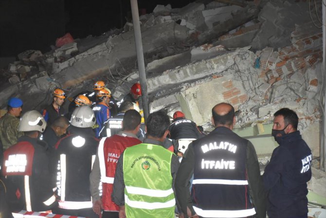 GÜNCELLEME 2 - Malatya'da ağır hasarlı 3 katlı bina çöktü
