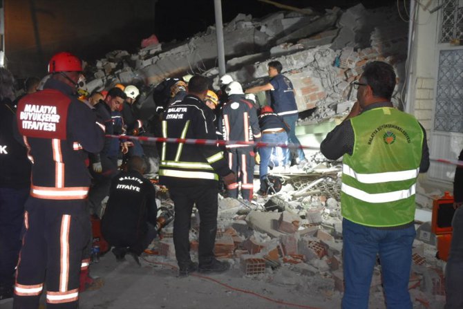 GÜNCELLEME 2 - Malatya'da ağır hasarlı 3 katlı bina çöktü