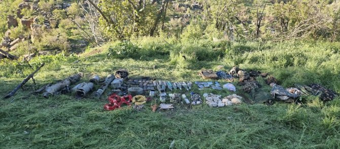 Pençe-Kilit bölgesinde teröristlerin kullandığı mağarada çok sayıda silah ve mühimmat ele geçirildi