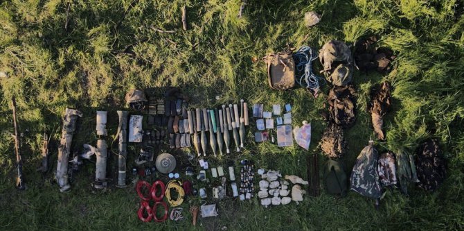 Pençe-Kilit bölgesinde teröristlerin kullandığı mağarada çok sayıda silah ve mühimmat ele geçirildi