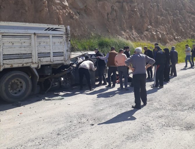 Sivas'ta kamyona çarpan otomobildeki 5 kişi yaralandı