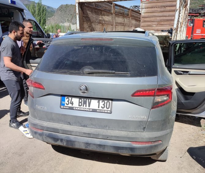 Sivas'ta kamyona çarpan otomobildeki 5 kişi yaralandı