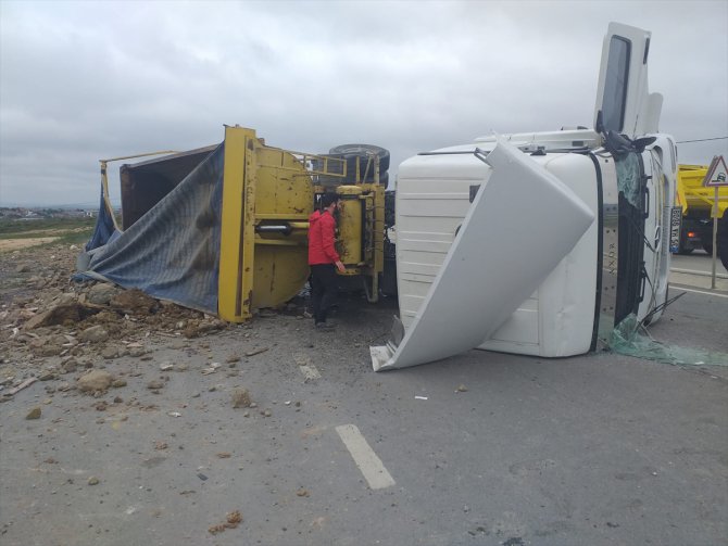 Tuzla'da devrilen hafriyat kamyonunun sürücüsü yaralandı
