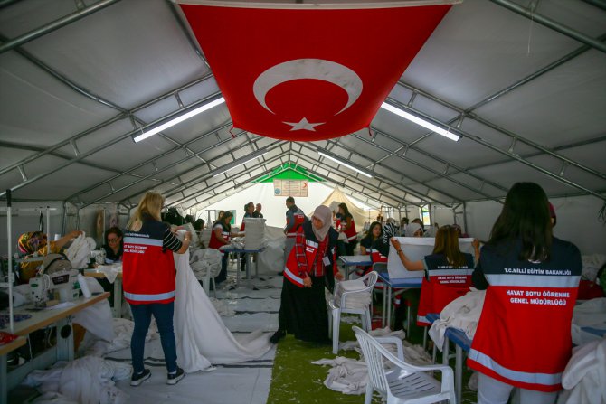 Afeti yaşayan kadınlar, depremzedeler için nevresim takımı üretiyor