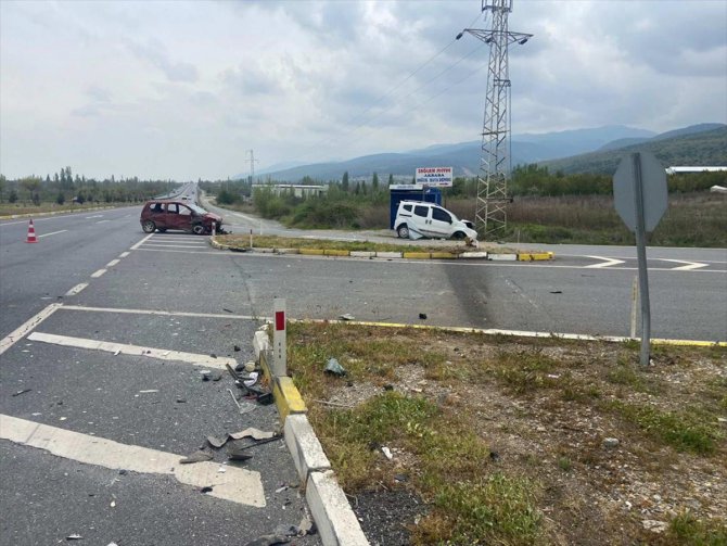 Afyonkarahisar'da hafif ticari aracın otomobille çarpışması sonucu 6 kişi yaralandı