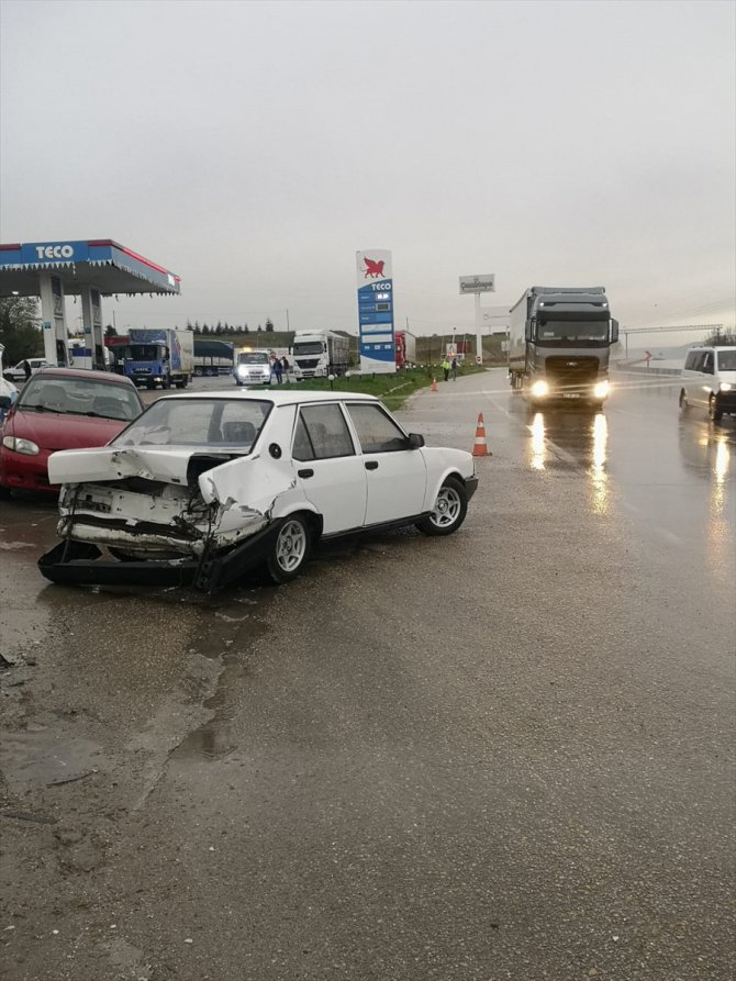 Afyonkarahisar'da iki otomobilin çarpıştığı kazada 6 kişi yaralandı