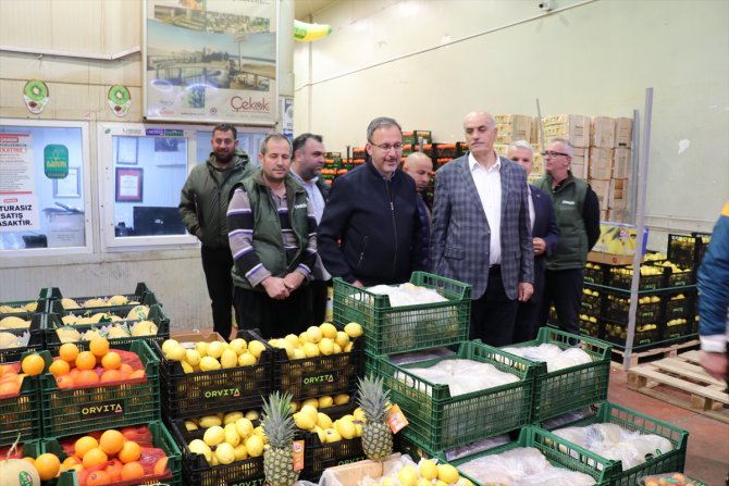 Bakan Kasapoğlu, İzmir Sebze Meyve Hali'ni ziyaret etti
