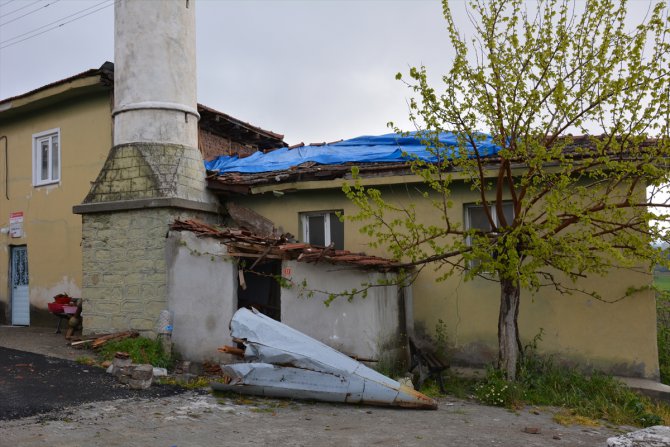 Bilecik'te yıldırım isabet eden minarenin külahı caminin çatısına devrildi