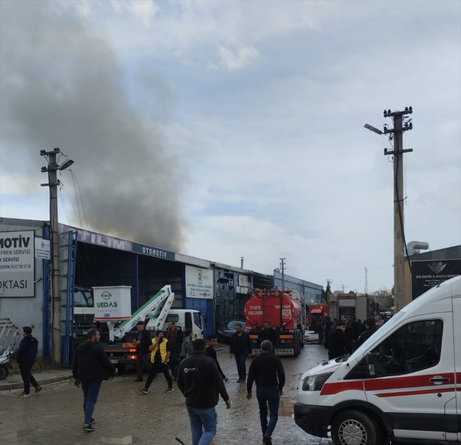 Bursa'da sanayi sitesinde 3 iş yeri ve 3 araç yandı