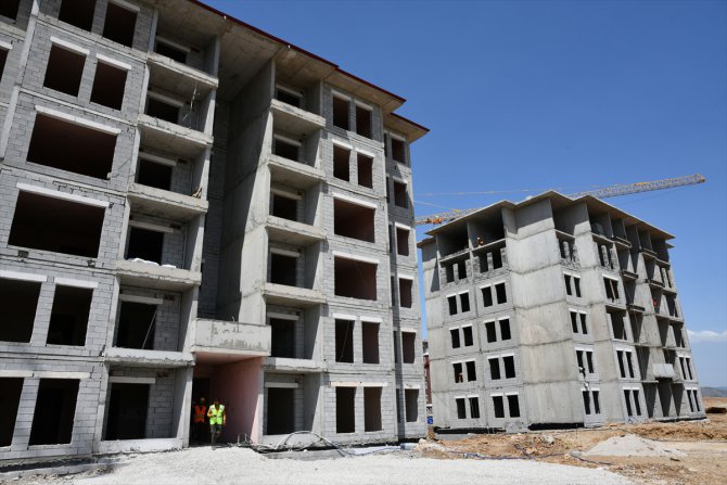 Eski Adalet Bakanı Abdulhamit Gül, İslahiye'deki kalıcı konut inşaatında incelemede bulundu: