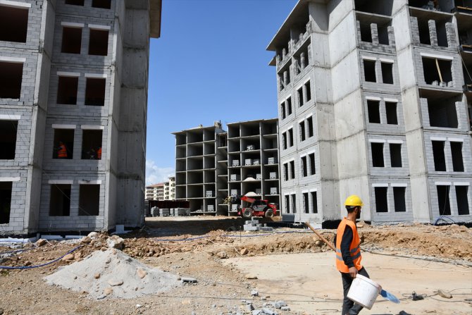 Eski Adalet Bakanı Abdulhamit Gül, İslahiye'deki kalıcı konut inşaatında incelemede bulundu: