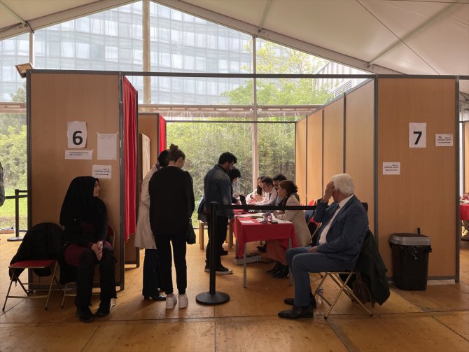 Fransa'da Türkiye'de 14 Mayıs'ta yapılacak seçimler için oy verme işlemleri sürüyor